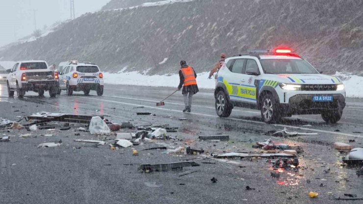 Tatvan’daki feci kazada karı koca hayatını kaybetti