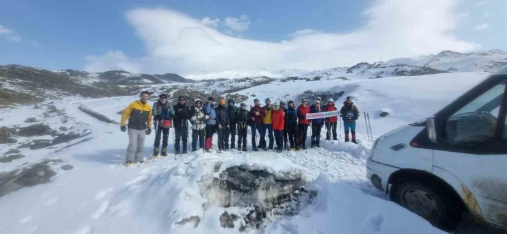 19 kişilik dağcı grubu Ağrı Dağı zirve tırmanışına başladı
