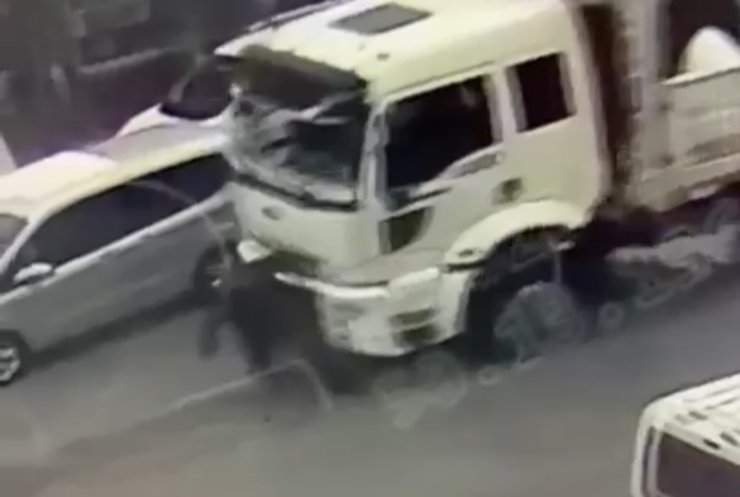 Kamyonun çarptığı yaşlı adam ağır yaralandı