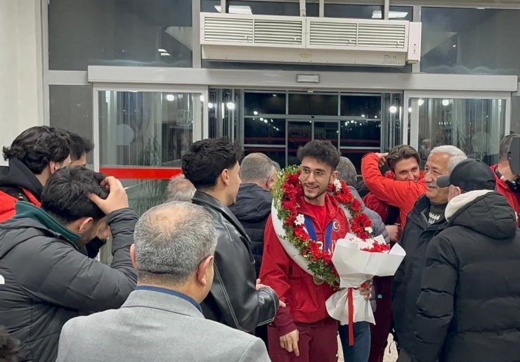 Milli sporcu Furkan Akar çiçeklerle karşılandı