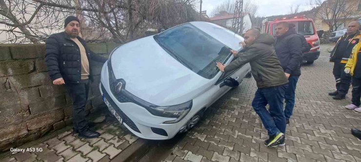 Otomobil duvara çarptı: 2 yaralı