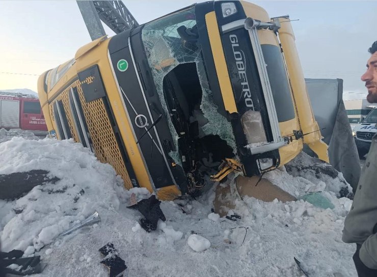 Bitlis’te iki tır devrildi, 1 kişi yaralandı