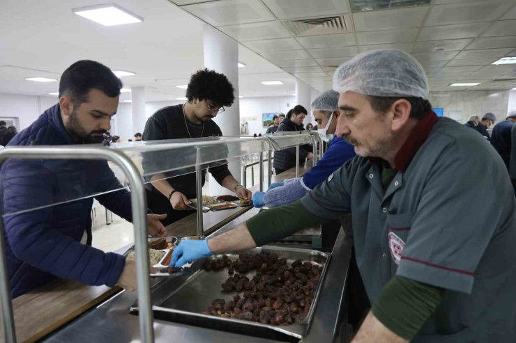 Fırat Üniversitesi’nde öğrenciler Ramazan ayında anne yemekleriyle iftarını açıyor