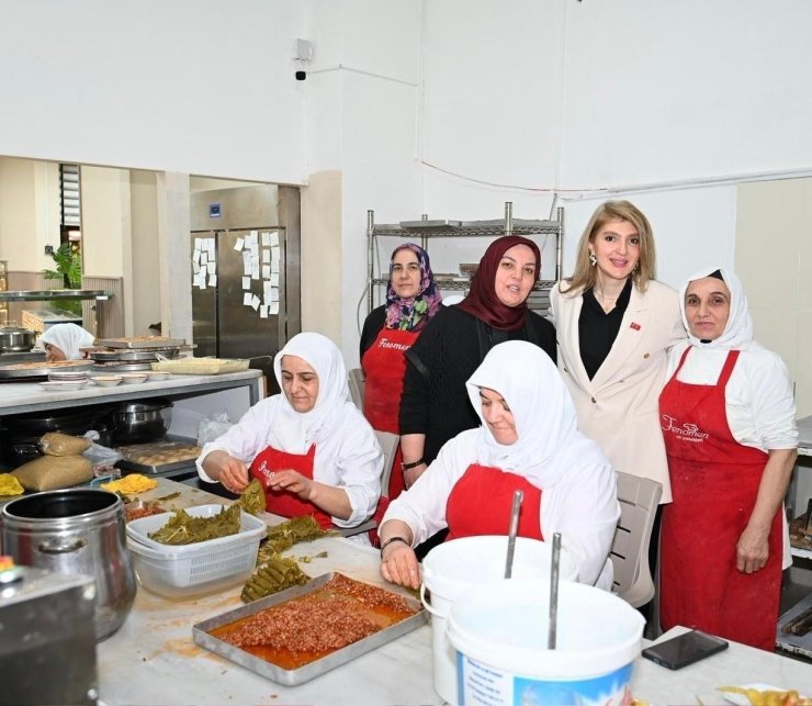 Milletvekili Ölmeztoprak esnafla buluştu, hanelere misafir oldu