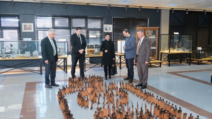 Atatürk Üniversitesi Araştırma Hastanesi Müzesi’nde anlamlı sergi: "Maske, Mesafe, Temizlik"