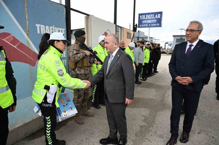 Vali Hatipoğlu, uygulama noktalarında güvenlik güçleri ve vatandaşlarla bayramlaştı