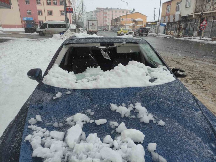 Üzerine çatıdan kar kütlesi düşen otomobil kullanılamaz hale geldi