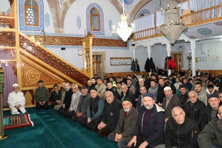 Bayram namazında camiler doldu taştı