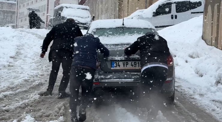 Yüksekova’da kar yağışı etkisini arttırdı, araçlar rampada mahsur kaldı