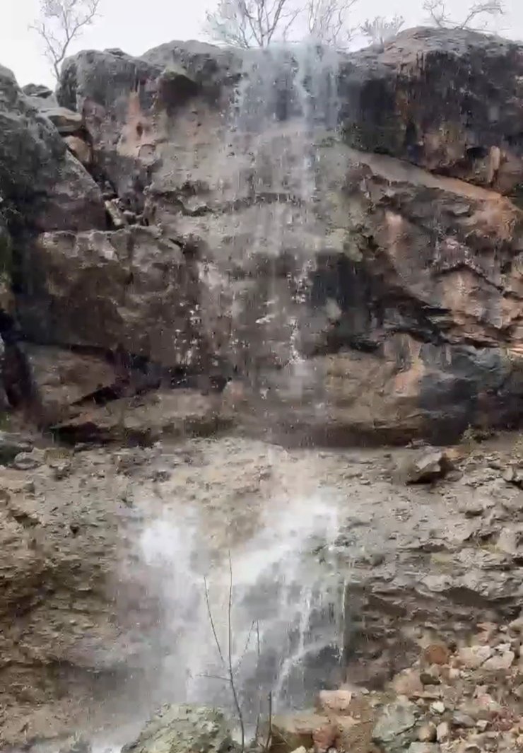 Elazığ’da yağışlar doğal şelaleler oluşturdu