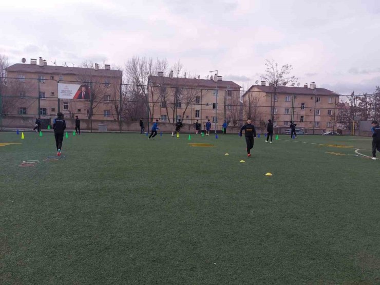 Muş’ta futbol antrenmanları sürüyor