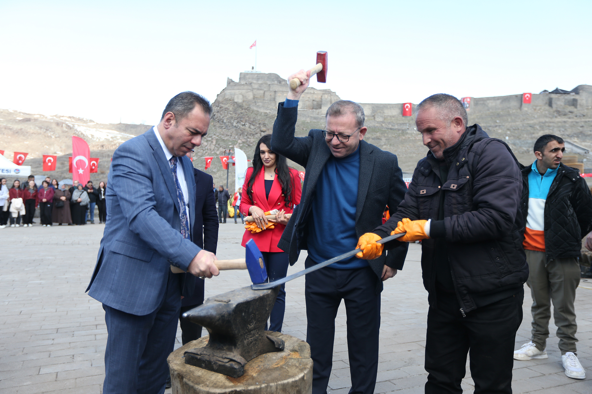 kars-kalesi-eteginde-nevruz-atesi-yukseldi-2.jpg