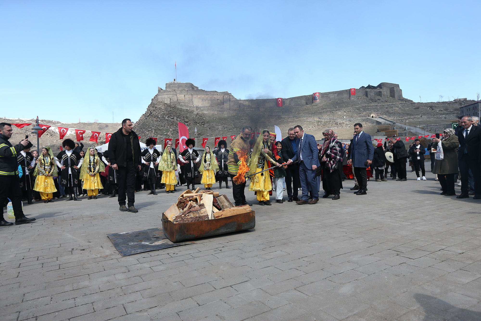 kars-kalesi-eteginde-nevruz-atesi-yukseldi-4.jpg