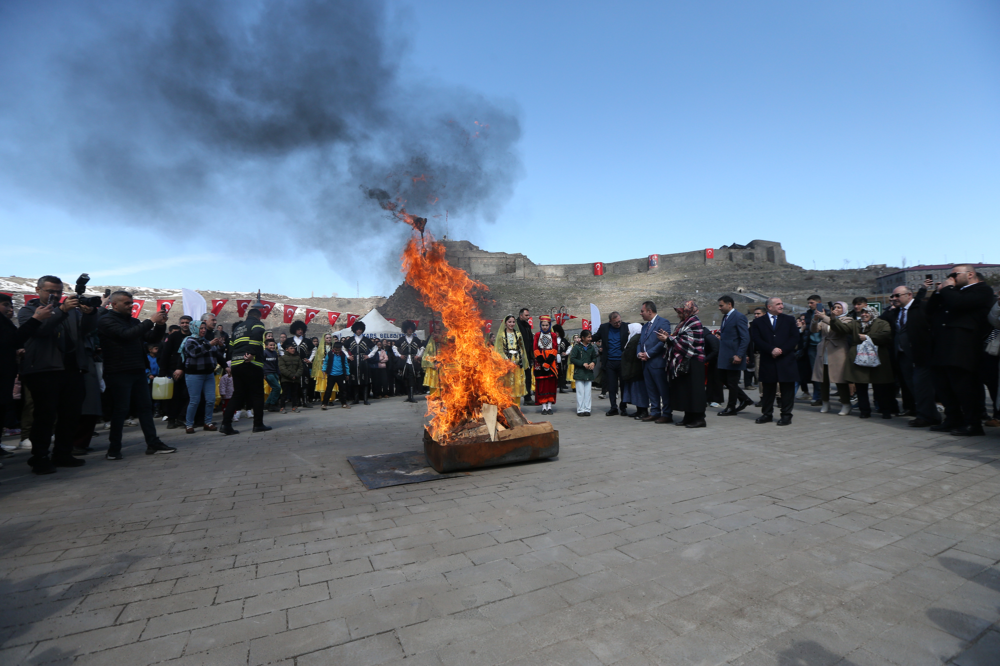 kars-kalesi-eteginde-nevruz-atesi-yukseldi-5.jpg