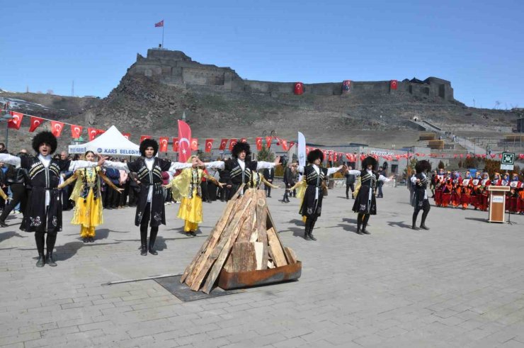 Kars’ta Nevruz coşkusu: Ateş yakıldı, halaylar çekildi