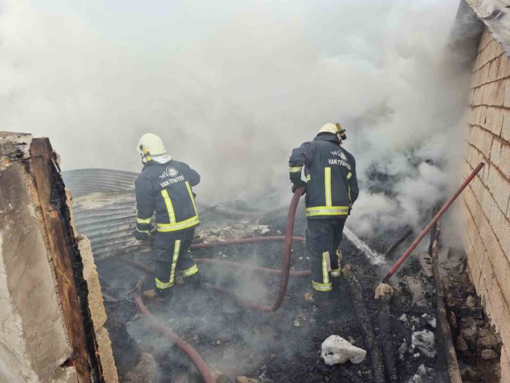 Erçiş’te ahır ve odunluk yangını