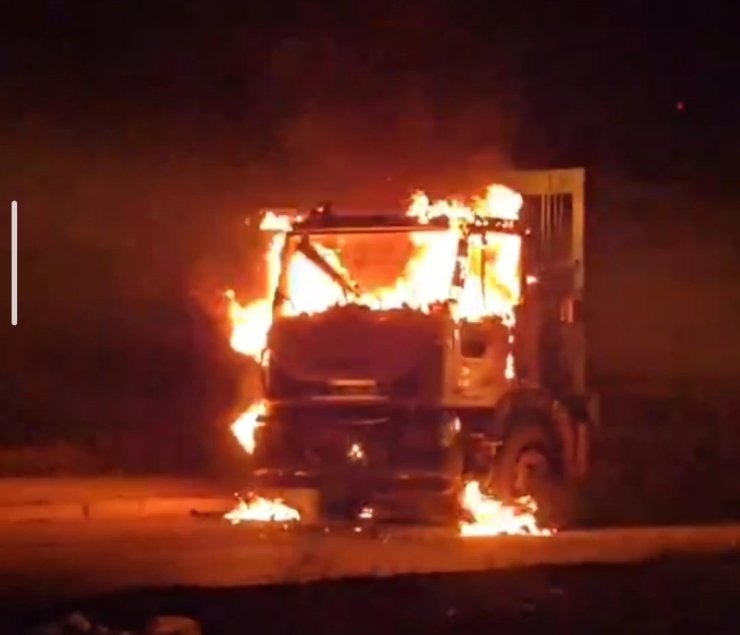 Van’da çöp kamyonu alev alev yandı