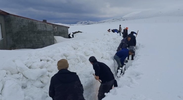 Ağrı’da köylüler sel riskine karşı karı kürekle yararak su yolu açtı