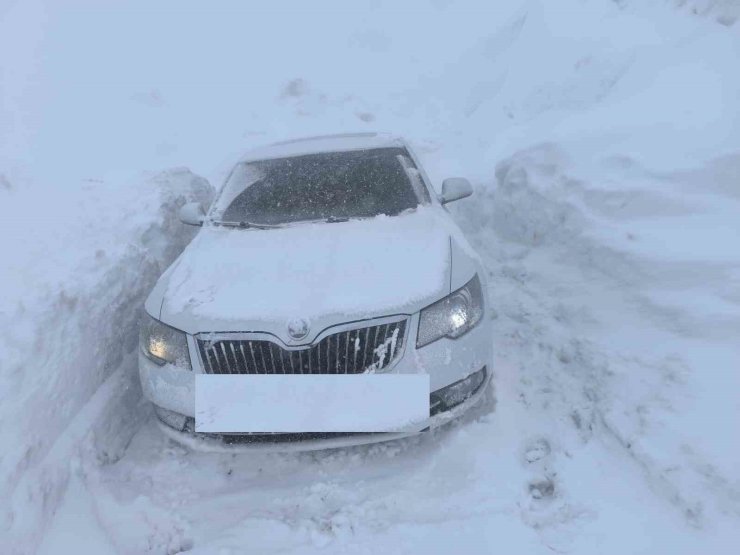 Hakkari’de 3 bin rakımlı zirvede mahsur kalanlar kurtarıldı