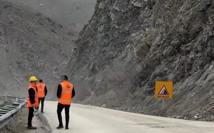Yüksekova yolu heyelan riski nedeniyle gece trafiğe kapatılacak