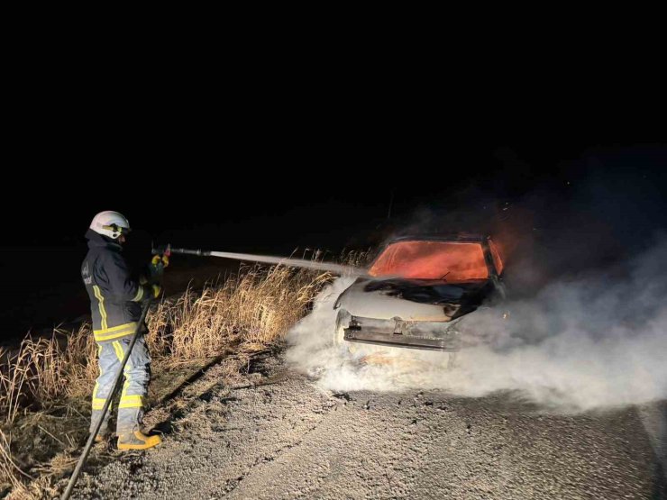 Van’da seyir halindeki otomobil yandı