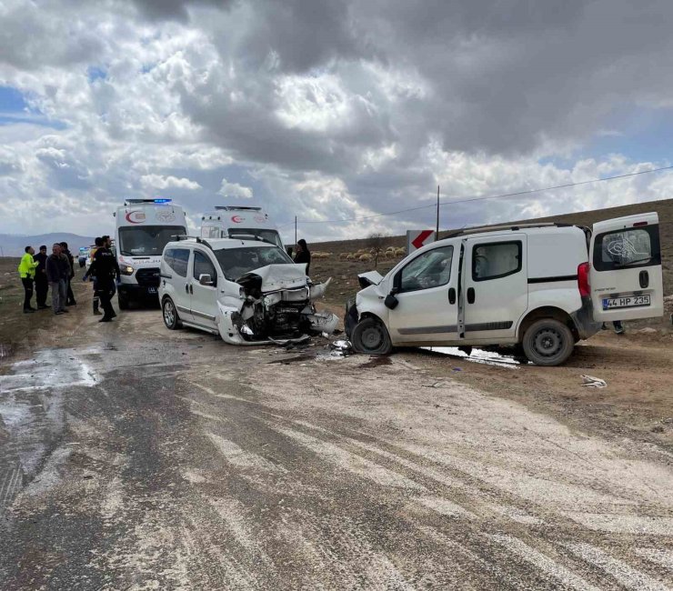 Malatya’da iki araç kafa kafaya çarpıştı: 4 yaralı
