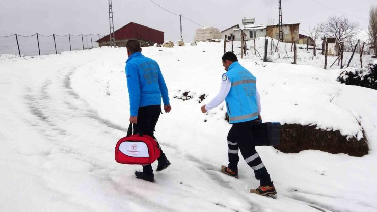 81 yaşındaki hastaya evinde diş tedavisi hizmeti