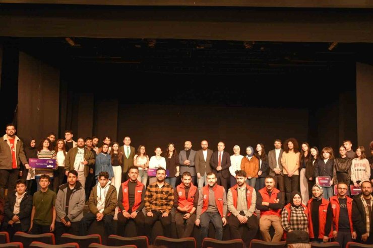 Tiyatro yarışmasında ipi Demir Ateşi göğüsledi