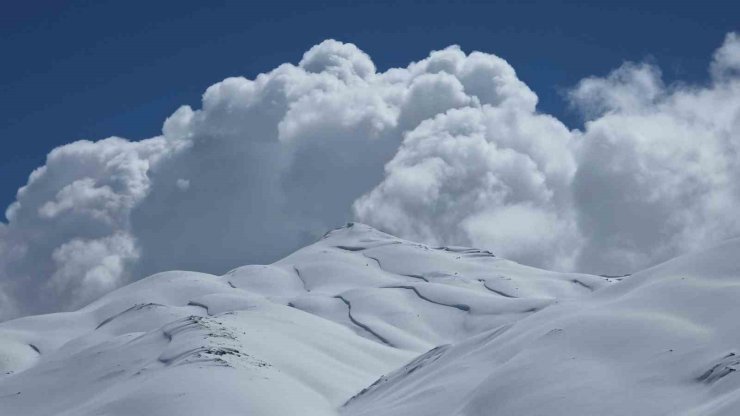 Van’ın yüksek kesimlerinde kar güzel manzaralar oluşturdu