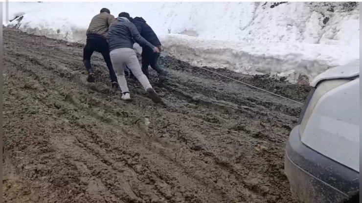 Bahçesaray’da çamurla mücadele: Vatandaşlar araçlarını iple çekerek ilerliyor