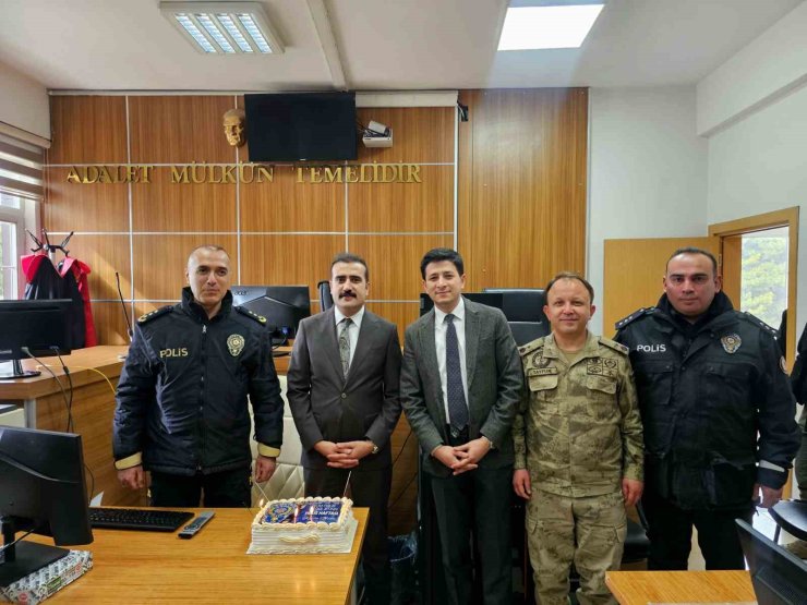 Tatvan Adliyesi’nde polislere sürpriz kutlama