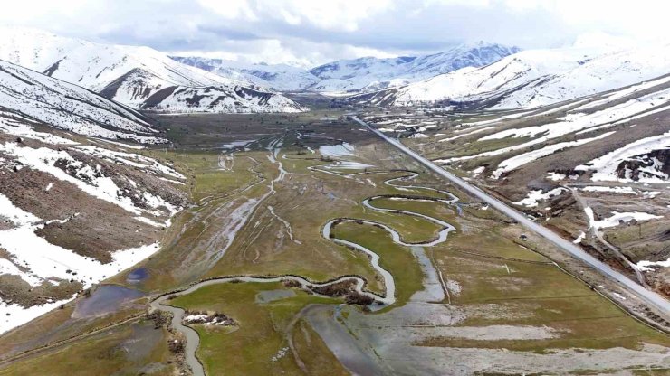 Güzeldere menderesleri baharla birlikte yeniden canlandı