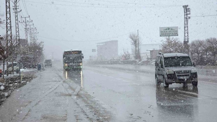 Van’da 11 yerleşim yerinin yolu ulaşıma kapandı