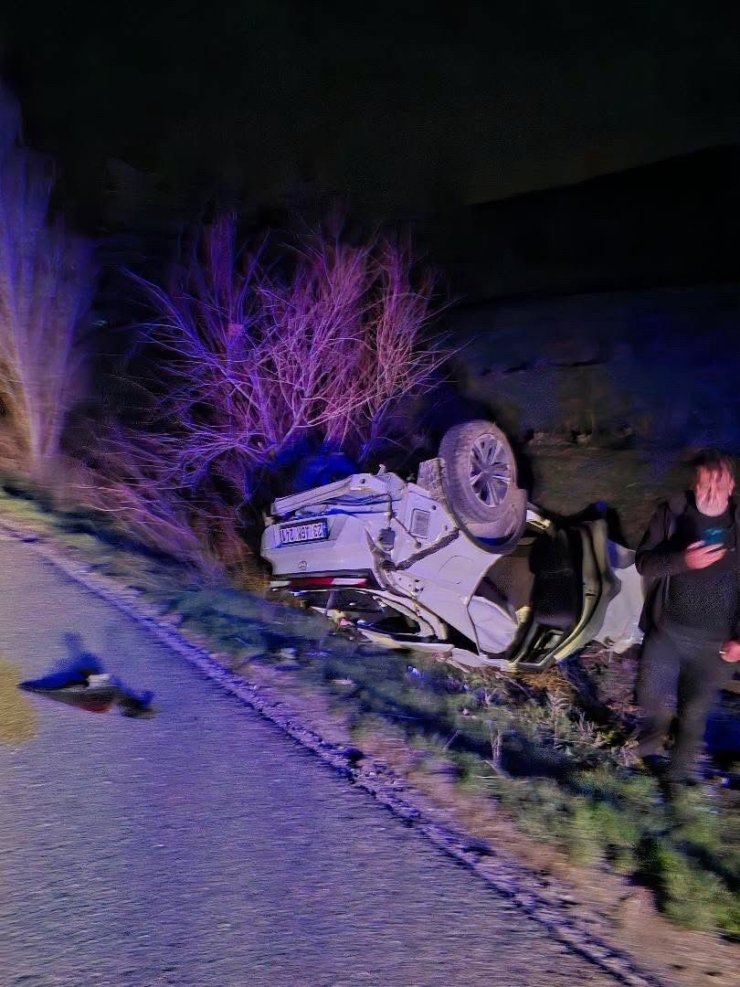 Elazığ’da otomobil takla attı: 2 yaralı