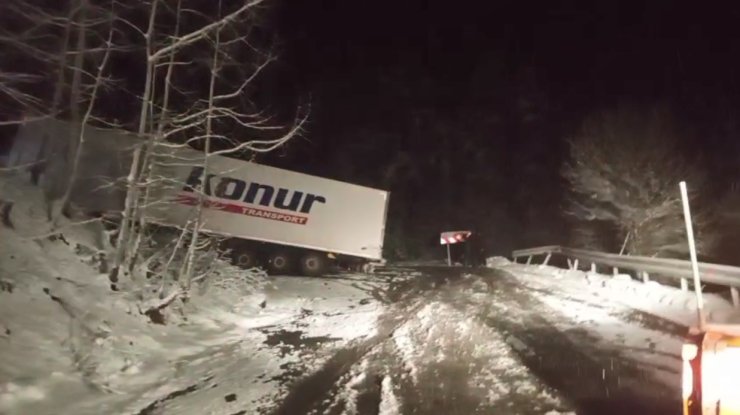 Ardahan-Artvin karayolunda kayan tır yolu kapattı, onlarca araç mahsur kaldı