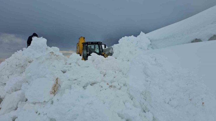 Aydınlar beldesinde karla mücadele devam ediyor