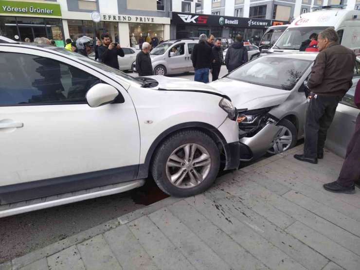 Erzincan’da trafik kazası: 2 yaralı