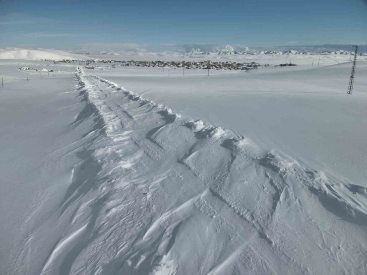 Karayazı’da karla mücadele: Kapalı yollar açıldı, öğrenciler okullarına ulaştı