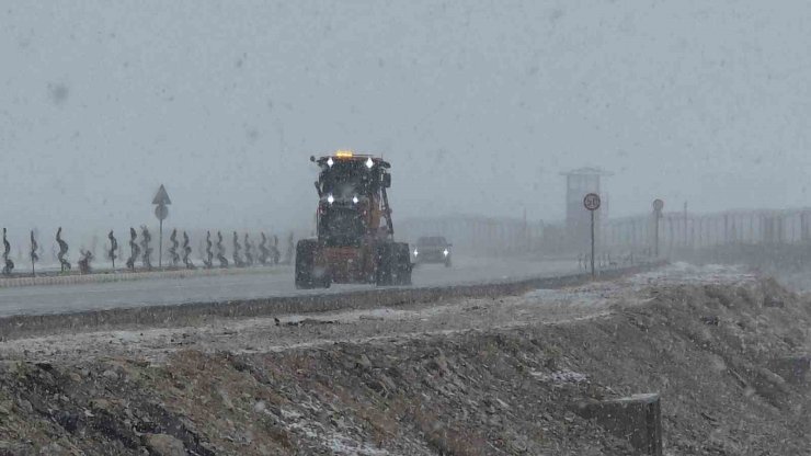 Van’da nisan karı: 93 yerleşim yerinin yolu kapandı, İzmir uçağı inemedi