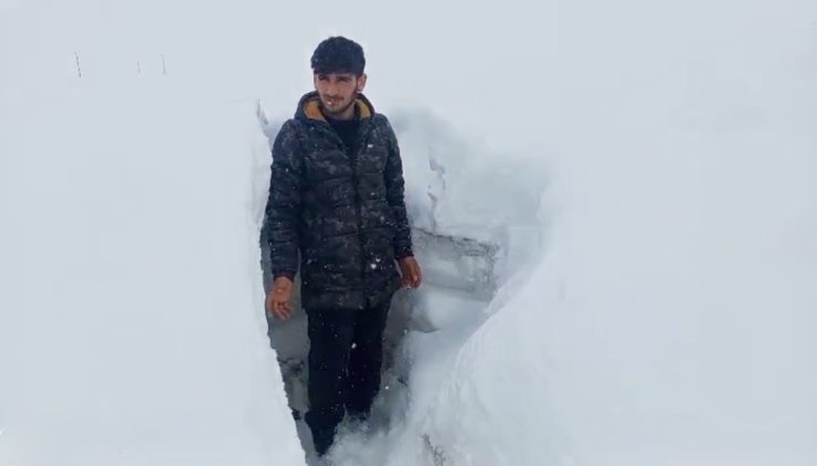 Ağrı’da Nisan ayında etkili olan kar kalınlığı insan boyunu aştı