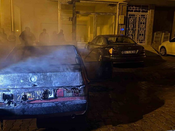 Elazığ’da TOFAŞ araç alev alev yandı