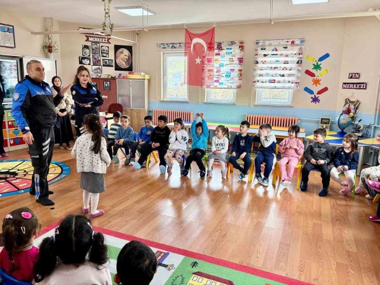 Kars’ta polis öğrencilerle buluştu