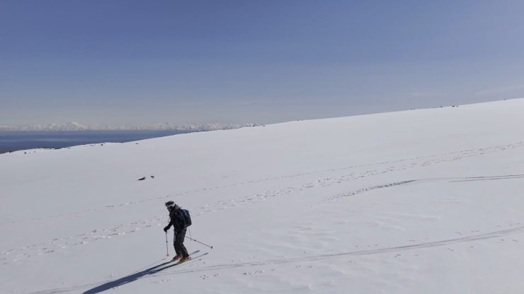 Polonyalı dağcılar Süphan Dağı’ndan kayakla indi