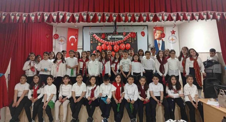 Vanlı miniklerden yürekleri ısıtan etkinlik: Konser gelirini Mehmetçik Vakfı’na bağışladılar
