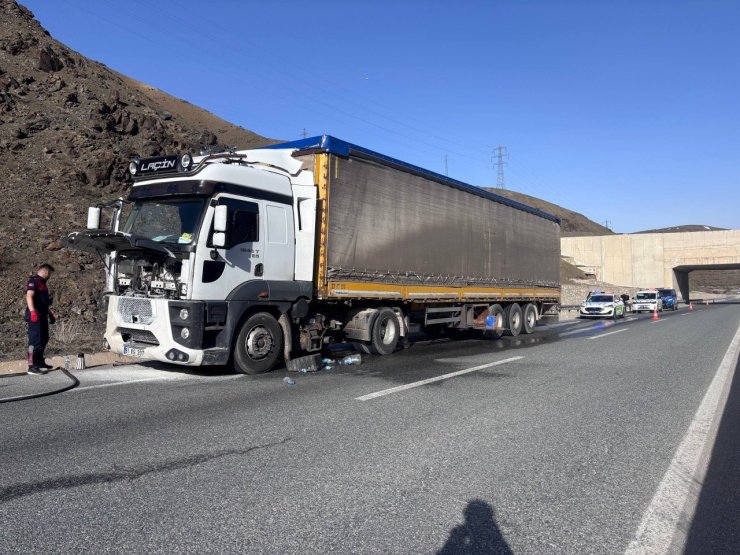 Erzincan’da seyir halindeki tırda çıkan yangın söndürüldü