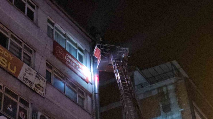 Elazığ’da bacadan yükselen yoğun duman korkuttu