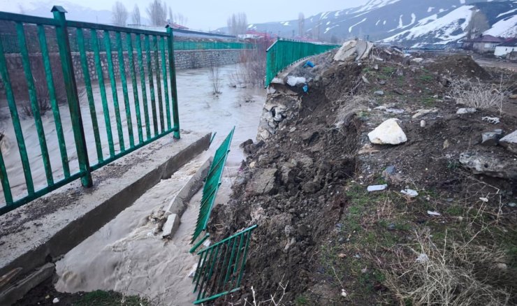 Yüksekova’da istinat duvarı çöktü