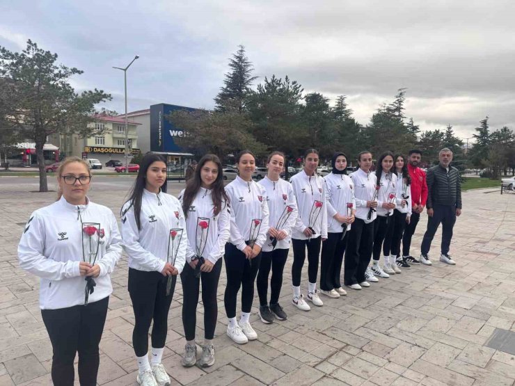 Şampiyon oldular, unutmadılar: 10 can için karanfil bıraktılar