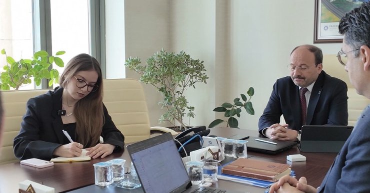 ETÜ Öğrencisi Gizem Nur Ünlü, Rektör Çakmak’ın yoğun çalışma gününe eşlik etti