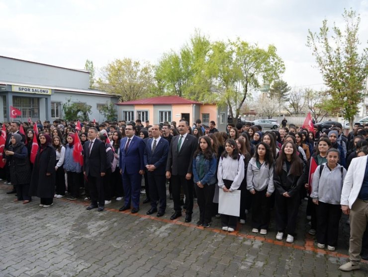 Iğdır’da haftanın ilk eğitim gününde protokol öğrencilerle buluştu
